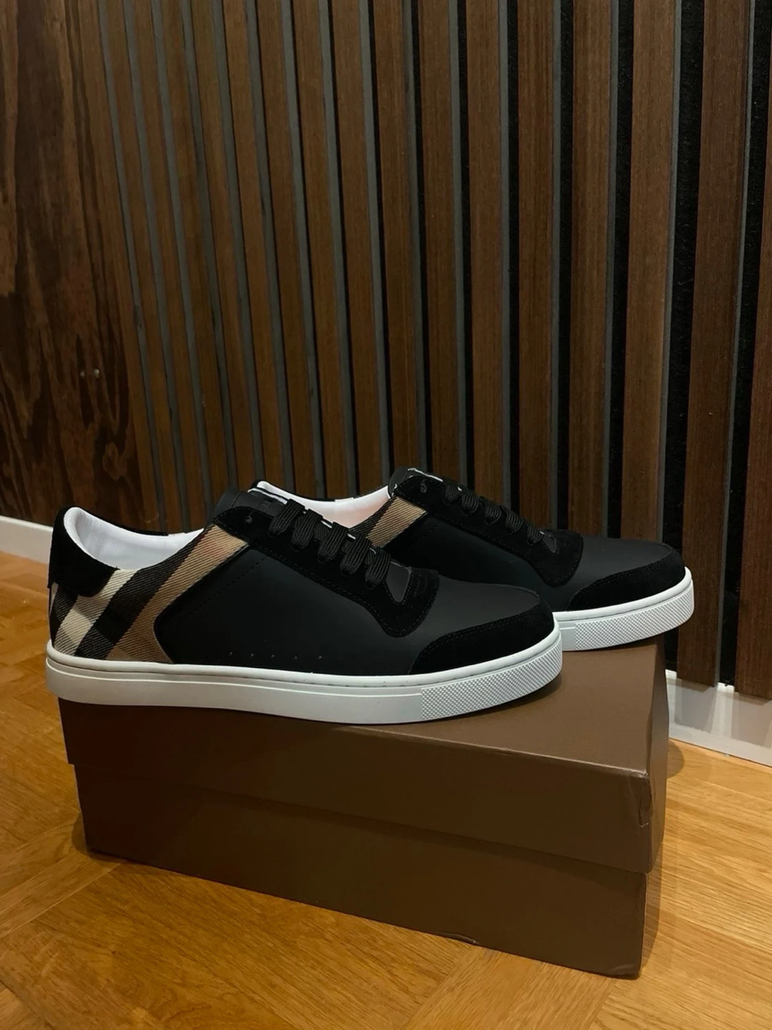 Burberry svarta sneakers med rutmönster - 3