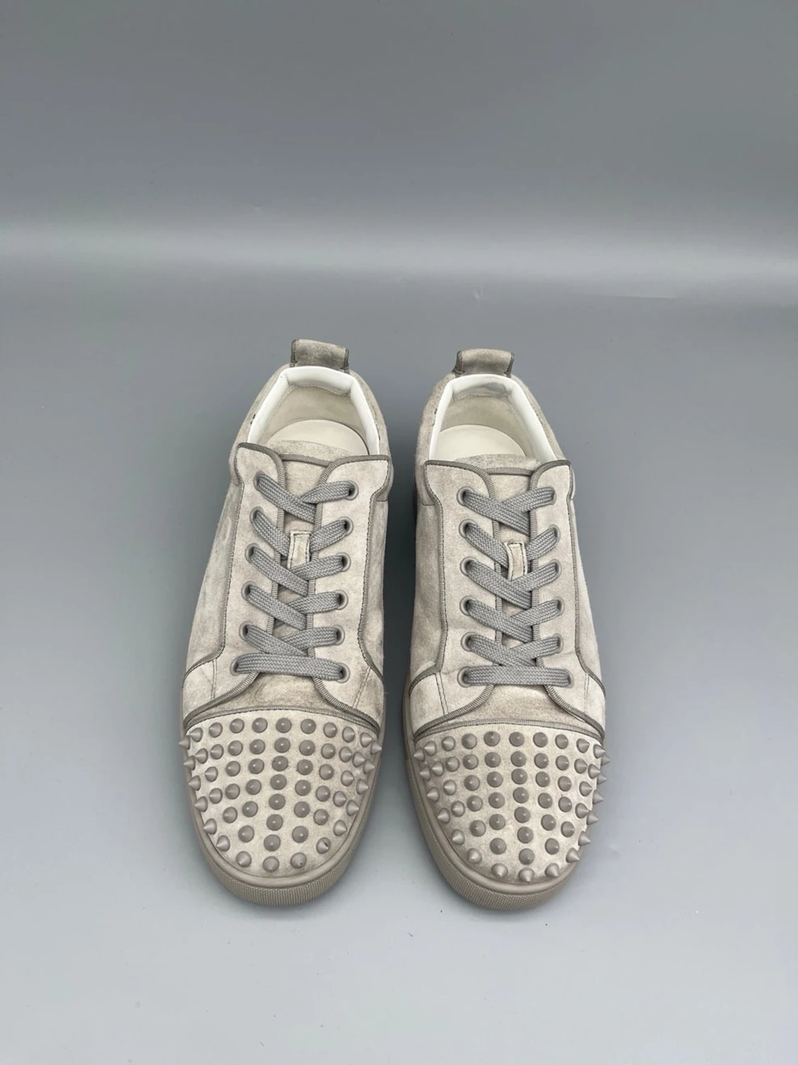 Louboutin skor i grå mocka med spikar  - 1