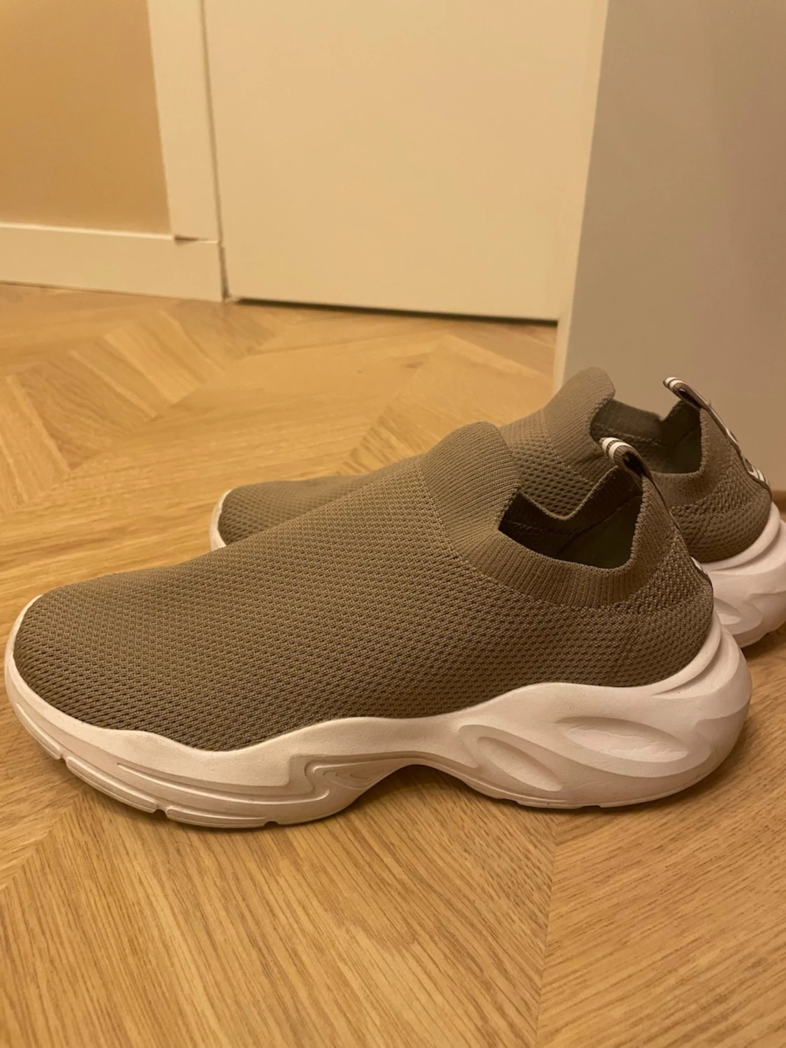 Beige slip-on sneakers från Amin