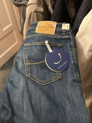 Jacob Cohen jeans - Jacob Cohen jeans i blå färg storlek 32. Passar 31 också. Har kvar lapparna. Nypris 5600~ Modell Nick/622. 