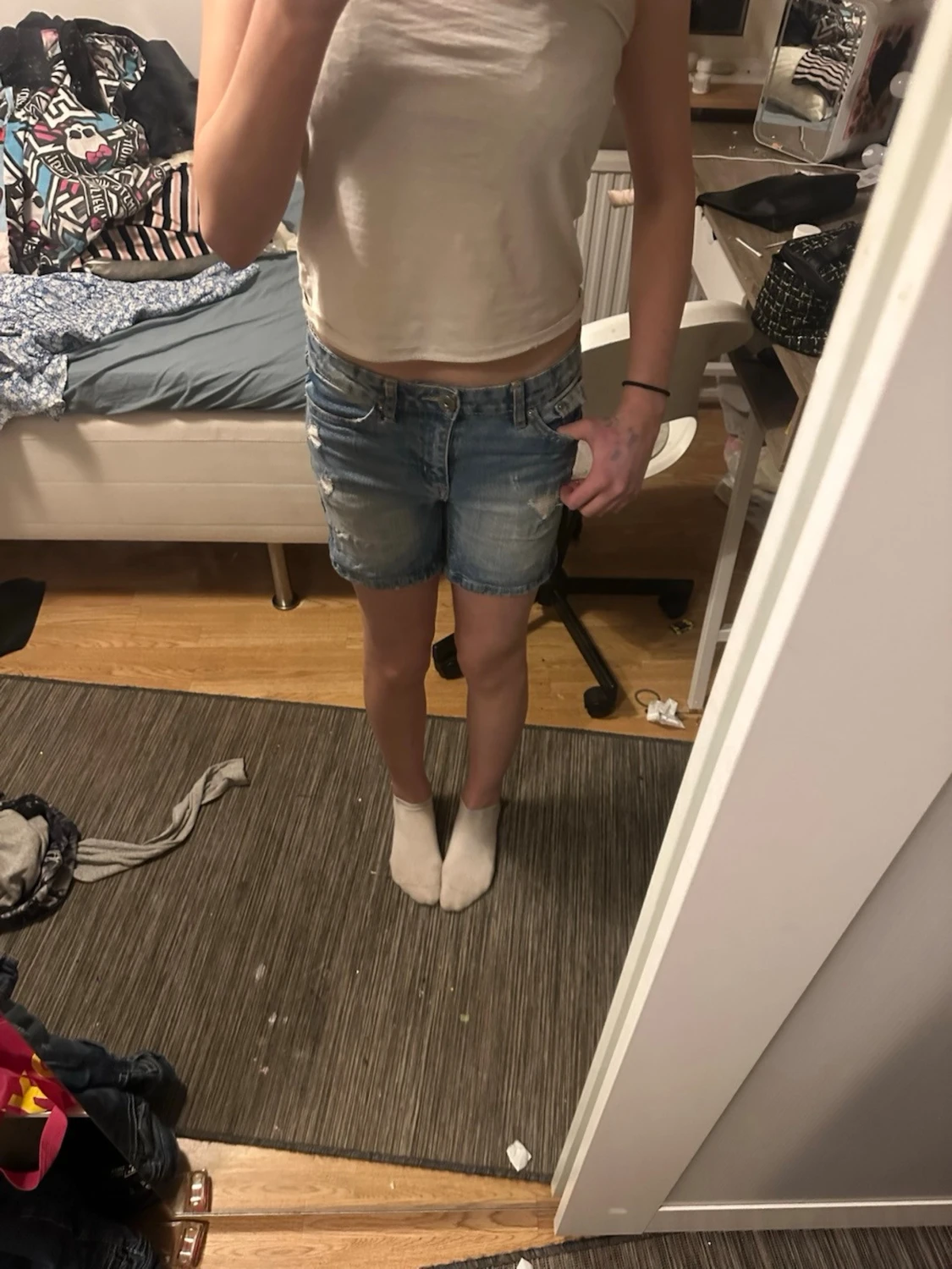 Blå jeansshorts med slitningar - 1