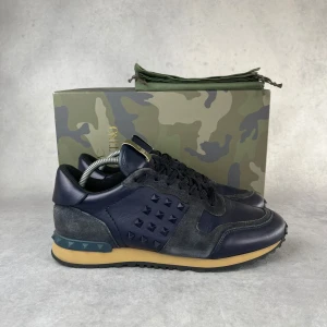 Valentino rockrunner skor - –  Skick: 9/10  –  Tillbehör: Enbart skorna ingår  –  Nypris: 8515 kr  Denna modell är stor i storlek och vi rekommenderar att gå ner en storlek