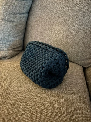 Virkad clutch bag - Säljer en handgjord peteol/mörkgrön clutch bag i tjockt garn. Unik och stilren accessoar som sticker ut på hyllan. 22cm bred, 15cm hög