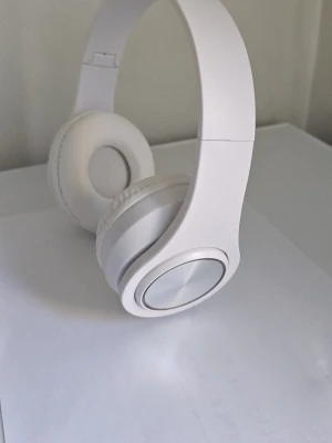 Gaming Wireless headset B39 White  - Detta är en gaming hörlurar som kan ta in micro sd-kort, har radio, och paras med datorer, TV , mobiltelefoner o.s.v ...så länge det finns bluetooth koppling . Dem har bass , är justerbara enligt huvud storlek, och går att vika till packning . Skicket är mycket bra och kommer från ett rökfritt och djurfritt hem. De laddas med micro usb-kabel som inte finns med. Lådan saknas . 