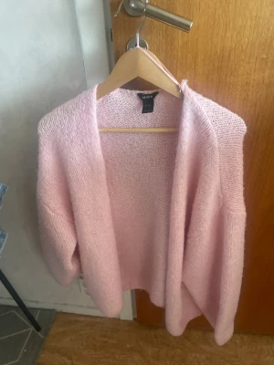 Ljusrosa kofta från Lindex - Jätte fin rosa kofta. Storlek M/L. Knappt använd.