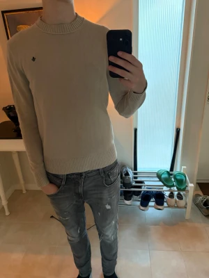 Beige tröja från Morris - Snygg tröja från Morris säljes! Nyskick! Snygg som foon och funkar till alla evenemang, nypris~1300, hör av dig vid frågor eller funderingar💎//avenue