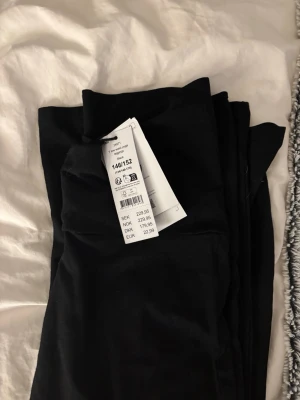 Svarta low waist yogapants från GinaTricot - Svarta yogapants från GinaTricot med låg midja och smal passform. Materialet är mjukt och stretchigt, perfekt för en avslappnad look. Passar dig som gillar enkel och stilren design. Byxorna är helt nya och är aldrig använda! Skicka om ni har några frågor!💗