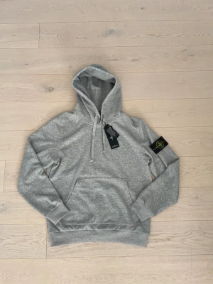 Grå hoodie från Stone Island - Grå Stone Island hoodie, storlek M och helt ny