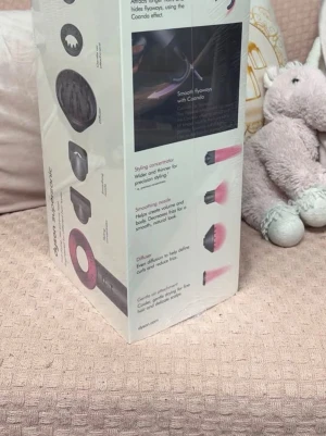 Dyson Supersonic hårfön - Säljer en Dyson Supersonic hårfön i svart och rosa. Kommer i originalförpackning med flera stylingmunstycken som stylingkoncentrator, diffuser och smoothing nozzle. Perfekt för att skapa olika frisyrer och ge håret en snygg finish. Innovativ design och hög prestanda.