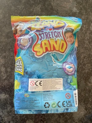 Blå Stretch Sand leklera - Säljer en påse blå Stretch Sand från Cra-Z-Sand. Det saknas tyvärr figurer att forma sanden med men funkar med handra former som pepparkaksformer. Bra skick. 