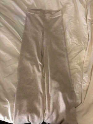 Beige mjukisbyxor med ribbad midja XS - Mysiga beige mjukisbyxor! 