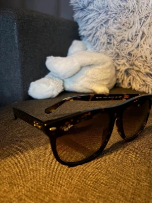 Ray-Ban boyfreind solglasögon - Snygga Ray-Ban boyfreind solglasögon i brunsköldpaddsmönster med mörka glas. Klassisk och tidlös design med Ray-Ban-logga på skalmarna. Kommer med original svart fodral. Perfekta för soliga dagar och ger en cool vibe.