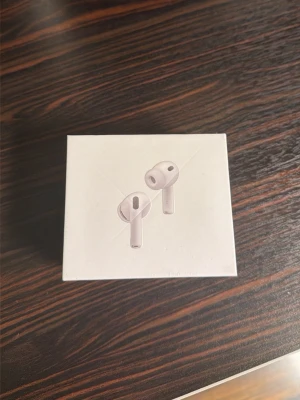 Apple AirPods Pro 3 trådlösa hörlurar - Säljer ett par Apple AirPods Pro 3 i vitt. Trådlösa in-ear hörlurar med stilren design och silikonproppar för bra passform. Kommer i originalförpackning och är kompatibla med iPhone, iPad och Apple Watch. Perfekta för musik, samtal och träning.