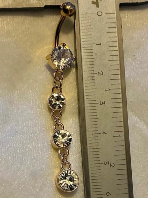 ✨ NY! Högkvalitativ navelpiercing med hänge (Kirurgiskt stål 316L)  - ✨ NYTT oanvänt smycke i kirurgiskt stål! 🌸 Hållbart & Rostfritt: Slitstarkt 316L-stål som inte oxiderar eller rostar av fukt. 🌸 Säkert: Industristandard, skonsamt för läkta piercingar.  🛍️ 30 % BUNDLE-RABATT! Köp fler artiklar från min shop och få 30 % på allt! ✨ 📦 Frakt: Endast spårbart via Plick SafePay för vår trygghet.