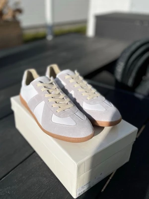 Maison margiela gats - Maison Margiela GATs – Strl 45 • Helt nya  Sjukt eftertraktade sneakers som säljs snabbt. Aldrig använda, helt nya i toppskick. Perfekt att bara ta på och köra.  ⚡ Snabbfrakt direkt efter köp ⚡ Först till kvarn – reserverar inte 💬 Skriv om du vill säkra dem snabbt