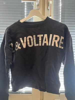 Zadig Voltaire sweatshirt - Super snygg svart tröja med silver text från Zadig och Voltaire. Det står ” Z&VOLTAIRE ” på i silver text. Säljer då den är för liten. Står ingen storlek men skulle säga att den passar xs. Skriv vid frågor och pris kan diskuteras.