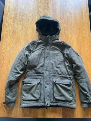 Jaktställ  - Fodrad jakt/ frilufts jacka från BROKARED i storlek 170.                                                        Fodrade byxor från BROKARED i storlek Dam 36. 300kr/st eller 500kr för bägge.