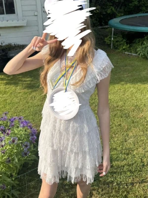 Superfin studentklänning🤍🤍 - Superfin studentklänning från Bubbleroom, endast använd 1 gång – som ny! 🤍 Passar även till examen och fest osv.   Färg: Vit Storlek: S Nypris: 899 kr Modell: “Lace Frill Short Dress”  Fler bilder kommer.                                                  Öppen för bud & skickar snabbt📦                                      Hör gärna av dig vid frågor eller funderingar🫶🏼🫶🏼