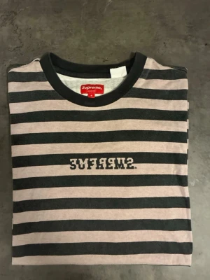 Supreme randig t-shirt  - Supreme t-shirt. Köpt i deras butik våren 2022. Använd cirka 2-3 gånger. Mycket bra skick. Skriv vid frågor eller funderingar.