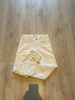 Vita jeans jack&jones - Vita jeans från jack&jones använda endast en gång sitter bra i midjan men lite korta i längden för mig 175cm 56kg hör av er vid funderingar. W29 L30