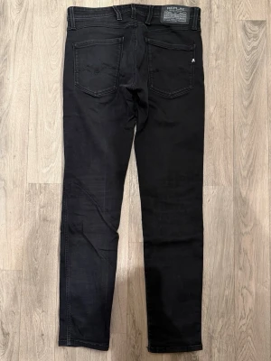 Replay Anbass Jeans Svarta W30/L32 - Mycket fint skick. Storlek W30/L32. Mått - Midja: 39,5cm, Ytterbenslängd: 99,5cm, Benöppning: 15cm. Modellen är 185cm & 65kg. Hör av dig vid funderingar!🤝