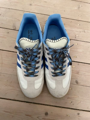 Adidas samba Wales Bonner - Säljer nu dessa feta adidas samba Wales Bonner i storlek 43 1/3, de är ändast använda några gånger. Obs de är inte äkta men samma kvalite!! Jag använde den gamla skolådan för att skicka ett par skor så därför är det en annan låda