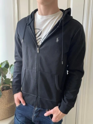 Polo Ralph lauren full zip  - Polo Ralph lauren full zip, performance, personligen föredrar jag performance- många fler loggor överallt, som tex på zippen. Inga defekter! Modellen i bilderna är 180 cm 75 kg och bär Storlek M , Kom med frågor! 🌟 (Kan gå ned i pris vid köp av paket 😉) 