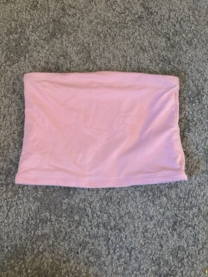 Ljusrosa topp  - Säljer en ljusrosa topp från FB Sister i stretchigt och mjukt material. Enkel och stilren design , perfekt att matcha med höga jeans eller kjol. Superskön topp, 🌸☀️