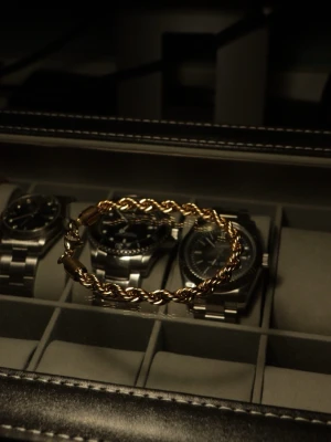 Guldigt tvinnat armband - Snyggt och simpelt guldigt tvinnat armband. 6mm tjockt och 20cm långt. (Inte äkta guld)