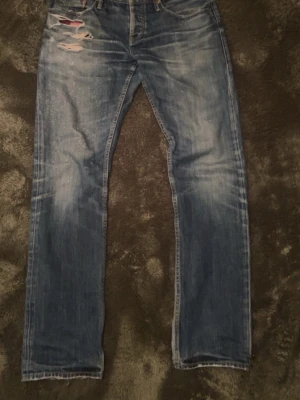 Burberry jeans - Sjukt snygga jeans med snygg tvätt och snygga detaljer. Hål i båda fram fickorna men fortfarande funktionsdugliga.