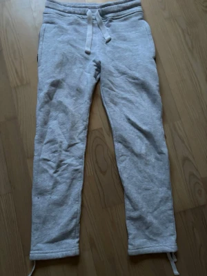 Russemerch byxor - Gråa Russemerch byxor (unisex) i xxs. De är inte använda så mycket  för jag råkade betsälla fel byxor. 