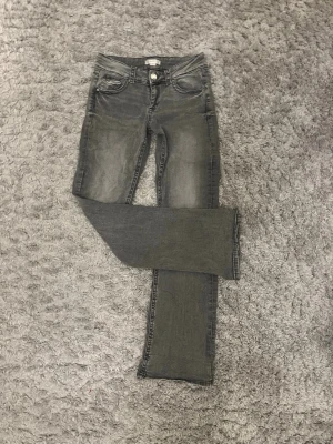 Bootcut gråa jeans - Säljer ett par gråa jeans med utsvängda ben, från Gina. Använda ytterst sällan, säljer då jag har flera likande. Str 170