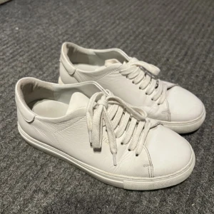 Vita sneakers Axel Arigato - Vita sneakers från Axel Arigato. Säljer för 600 kr!🤍Skriv först vid intresse då jag ofta är borta  hemifrån under längre perioder😊