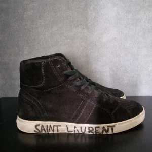 Saint Laurent Joe skor - Säljer nu dessa Saint Laurent skor! Storlek 41 men passar mer som 42/43. Skick: 7/10 finns defekter. Inget og tillkommer. Nypris= 8000kr. Mitt pris= 1650kr! Pris ej hugget i sten.