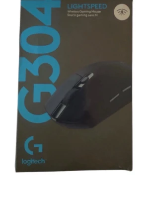 Logitech G304 trådlös gamingmus - Säljer en svart Logitech G304 LIGHTSPEED trådlös gamingmus. Musen har en slimmad och ergonomisk form med flera programmerbara knappar och scrollhjul. Perfekt för gaming och snabb respons tack vare LIGHTSPEED-teknologin. Levereras med originalkartong och manual.