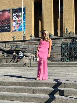 Rosa balklänning oneshoulder - Säljer min älskade balklänning! elegant rosa långklänning med oneshoulder-design och draperade detaljer. Klänningen har en smickrande passform och är perfekt för bal eller fest. Tillverkad i ett mjukt, följsamt material som ger ett snyggt fall med slits baktill. Köpt secondhand och sytt in den för min kroppsform.