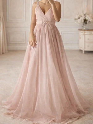 Ljusrosa långklänning från Nelly - Elegant ljusrosa långklänning med v-ringning och smala axelband från Nelly. Klänningen har ett markerat midjeband med dekorativt spänne och ett flytande, svepande tyg i flera lager. Perfekt för speciella tillfällen och ger en romantisk look.  Passar både xs och xxs. Har använts endast på ett tillfälle. Om det önskas fler bilder är det bara att höra av sig! Köparen står för frakten 🩷