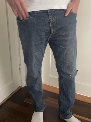 Vitamina jeans straight  - Säljer ett par blå jeans med rak passform och diskreta slitningar på benen. Jeansen har klassisk femficksdesign och normal midja. Perfekta för en avslappnad och trendig. Öppen för förhandling under snabb affär 