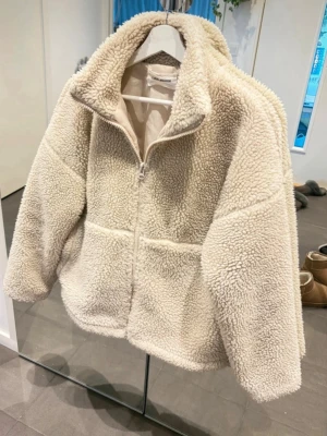 Teddyjacka - Säljer en Teddyjacka från Carin Wester med lite defekter men annars bra skick