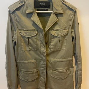 Replay Jacka - Hej, säljer nu en skit snygg olivgrön jacka ifrån Replay! | Den är i nyskick och otroligt snygg! | Passar allt! | Storlek S, passar även M! | Finns snören inuti också så man kan justera hur tajt den ska sitta. | Nypris på 2000, hör av er vid frågor!🌟