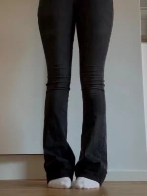 NYHET- Svarta jeans - Dessa svarta jeans är perfekta för dig som vill ha längre jeans men på ett mer diskret sätt! För dessa är förlängda med liknade färg som resten av byxan!💙Jeansen är i storlek M, men kolla gärna igenom måtten för en mer exakt passform! Att notera är även att jeansen är väldigt stretchiga! Måtten är: innerbenslängd - ca 92 cm, midjemått - ca 80 cm, lårvidd - ca 44 cm