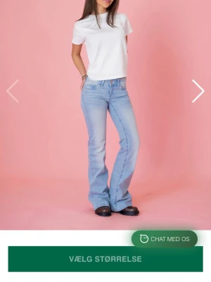 Ljusblå bootcut jeans - Snygga ljusblå bootcut jeans med låg midja och klassisk femficksdesign. Jeansen har en lätt utsvängd passform nedtill och är tillverkade i denim med en mjuk tvättad look. Perfekta för en avslappnad och trendig stil.