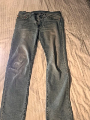 Levi’s jeans - Hej! Säljer ett par Levi’s jeans som är knappast använda i st 31/32. Kom gärna med bud om priset inte passar.