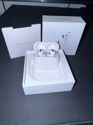 Apple AirPods 3 trådlösa hörlurar - Säljer ett par vita Apple AirPods 4 med laddningsetui. Hörlurarna har en stilren och kompakt design i plast och levereras i originalförpackning. Perfekta för dig som vill ha trådlös frihet och grym ljudkvalitet till mobilen eller datorn.