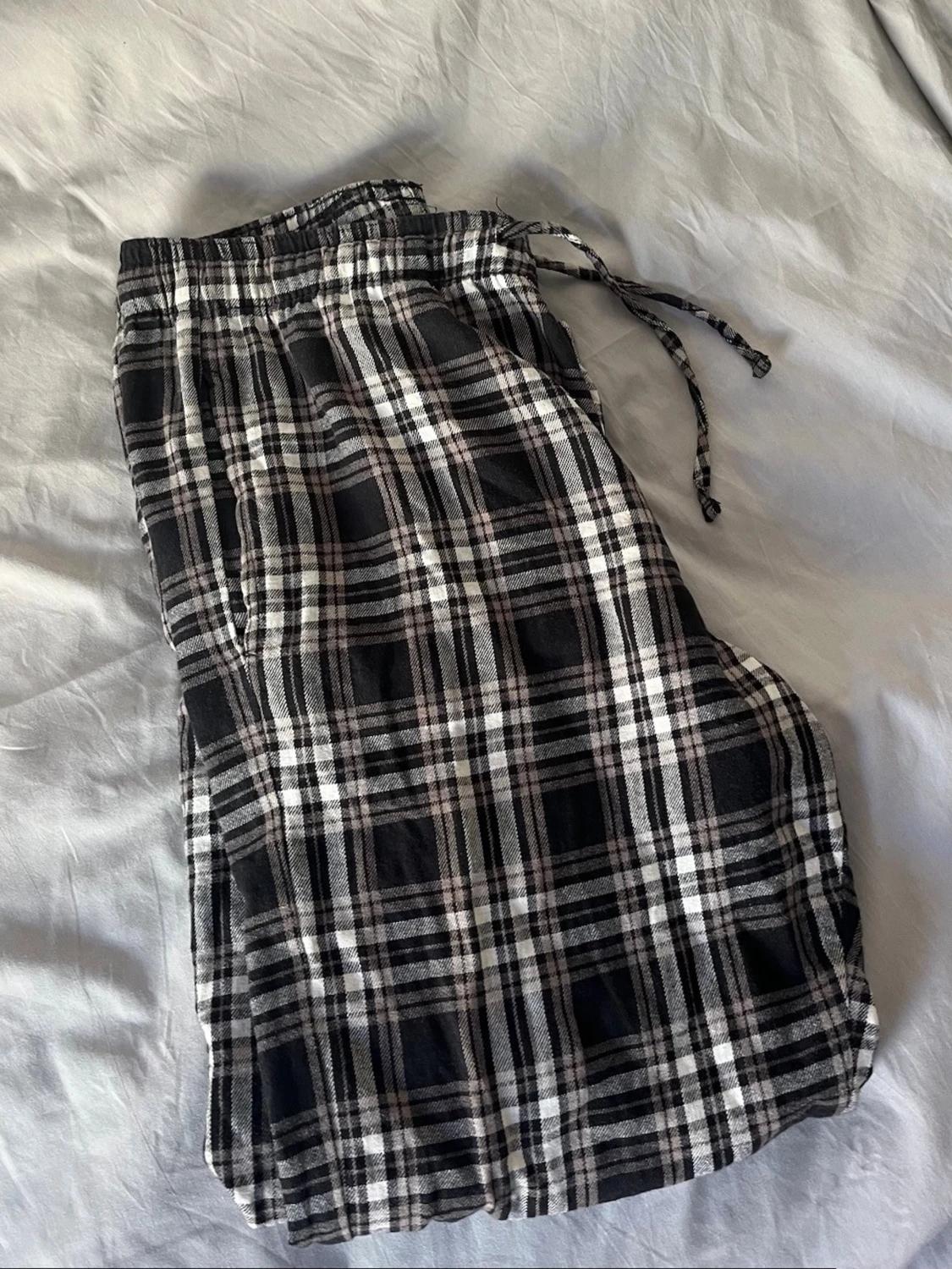 Rutiga pyjamasbyxor i svart, grått och vitt - 2