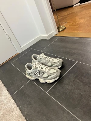 New balance 9060 - Nästan helt nya endast testade 2 gånger köpta på newbalance butiken i Danmark för 2700 kr väldigt fräscha och sköna skor 
