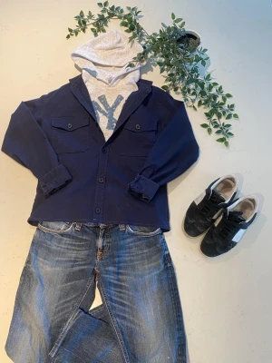 Overshirt / vindjacka / cardigan - Hallö!✌️  Säljer min ass feta sams black overshirt i mörkblå. Fetaste tröjan jag någonsin ägt men tyvärr för stor🫠.  💬Sams black är ett företag som säljer basic kläder till ett bra pris. De säljer allt från jeans till jackor!  📐Den är storlek S. Den skulle passa om du är runt 170 (165cm-175cm+)  Nästan aldrig använd (pga för stor) så inga fläckar skador eller hål alls.😁  Ps: Du får 10% rabatt ifall du börjar följa mig!🫣  Fraktar samma dag🤩 MVH// Hampus