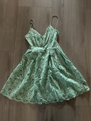 Mintgrön spetsklänning 💚 - Superfin spetsklänning med dragkedja på sidan. Använd några gånger men tyvärr för liten nu! Jag är 165 cm 🤍 sista bilderna visar färgen bäst 