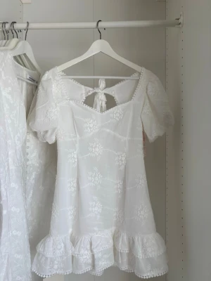 Studentklänning - Helt oanvänd med lappen kvar! Perfekt för dig som ska ta studenten/letar efter en söt avslutningsklänning. Den är ganska kort och liten i storleken, så passar dig som vanligtvis har 36/38. 