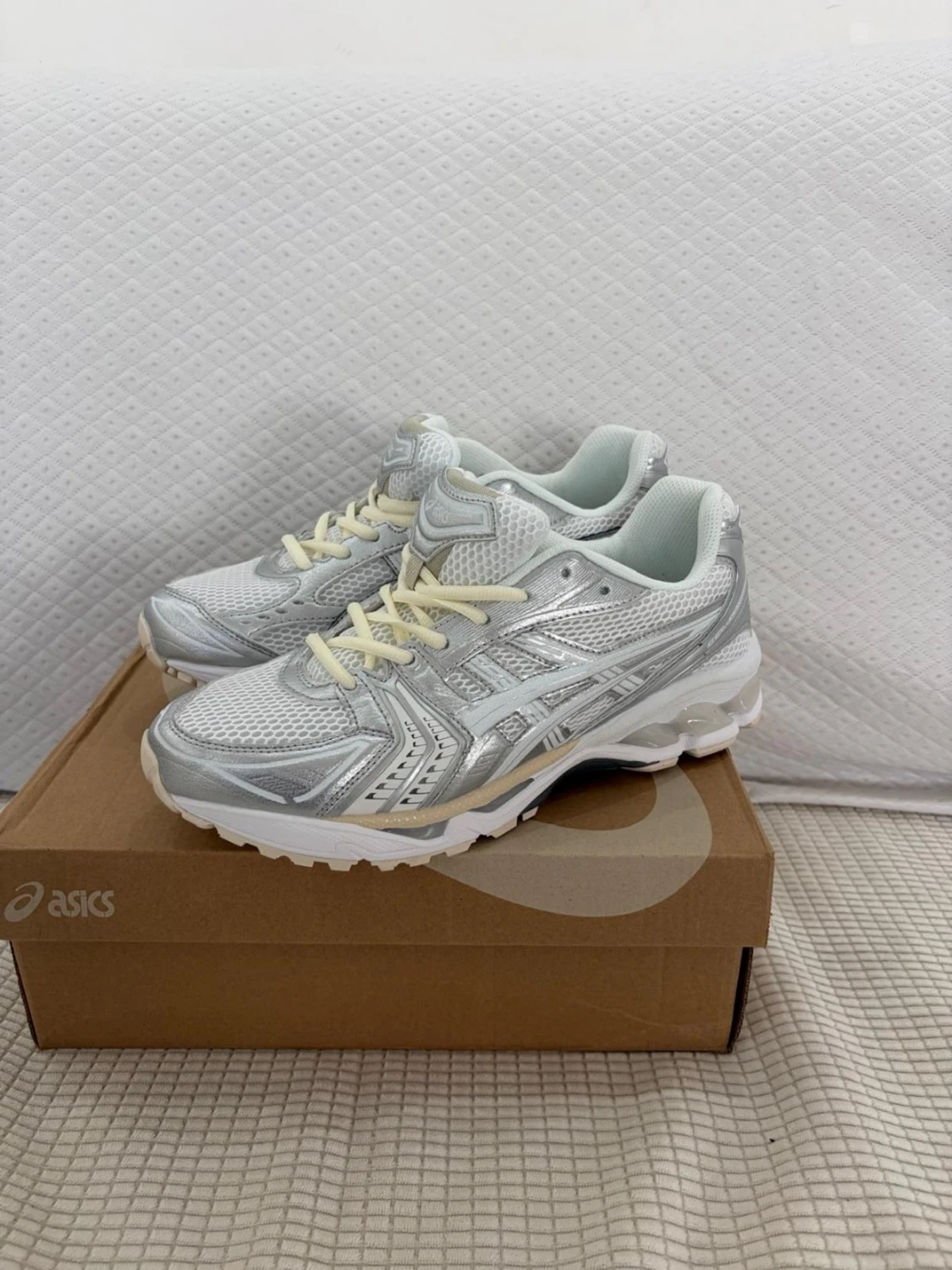 Asics silverfärgade sneakers - 2